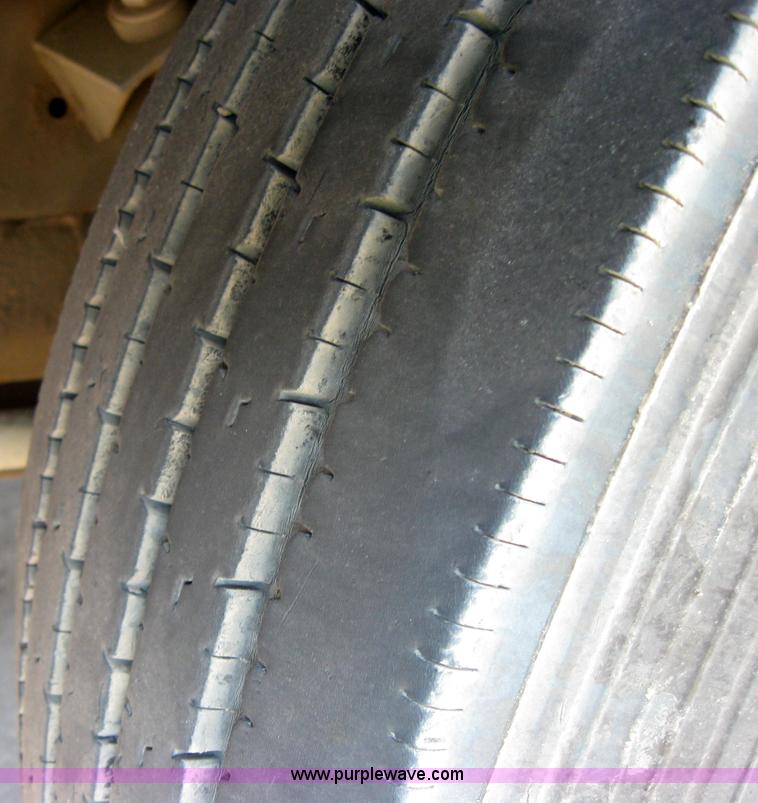 image for item 2282 1994 Volvo Aero Wia semi truck