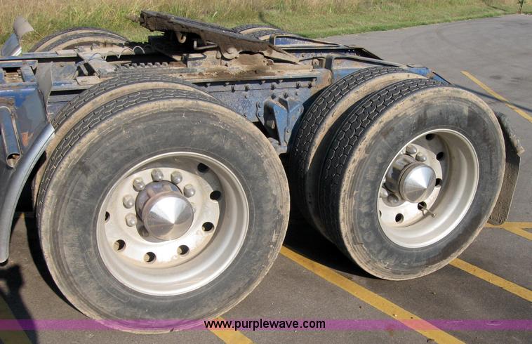 image for item 2282 1994 Volvo Aero Wia semi truck