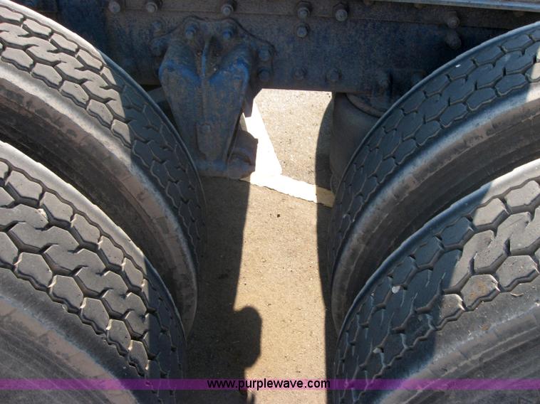 image for item 2282 1994 Volvo Aero Wia semi truck