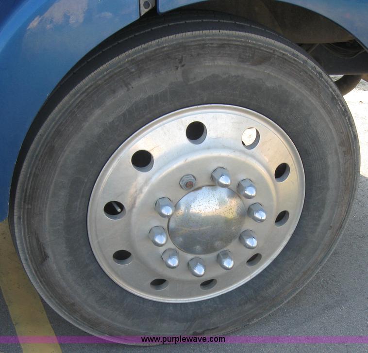 image for item 2282 1994 Volvo Aero Wia semi truck