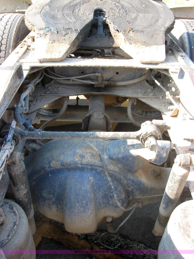 image for item 2282 1994 Volvo Aero Wia semi truck