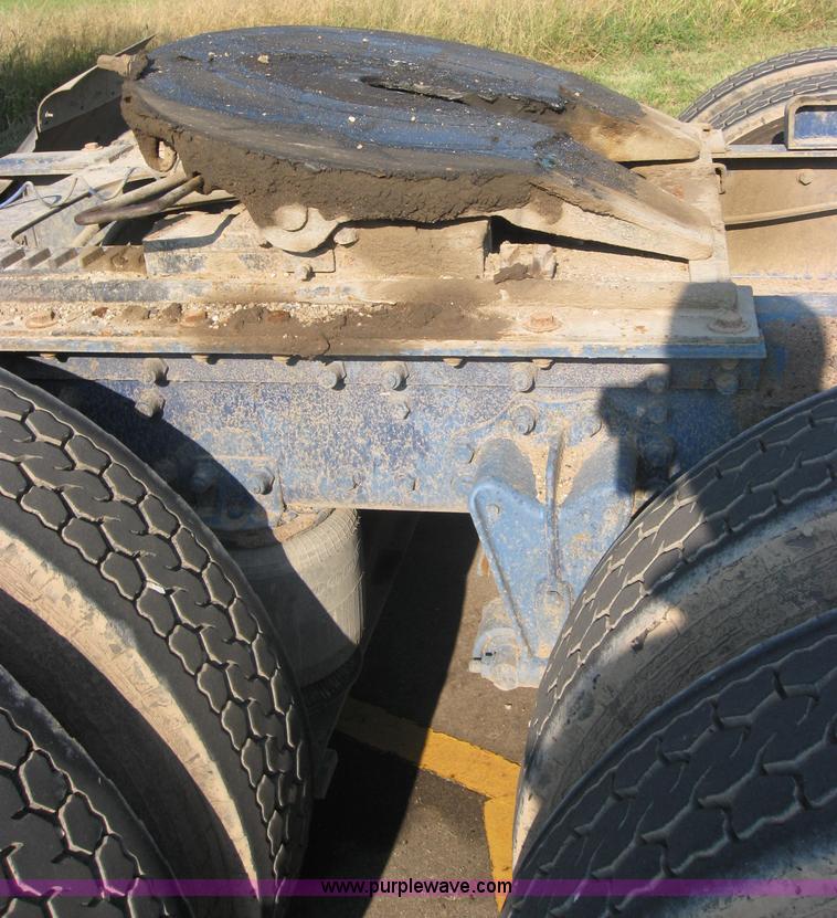 image for item 2282 1994 Volvo Aero Wia semi truck