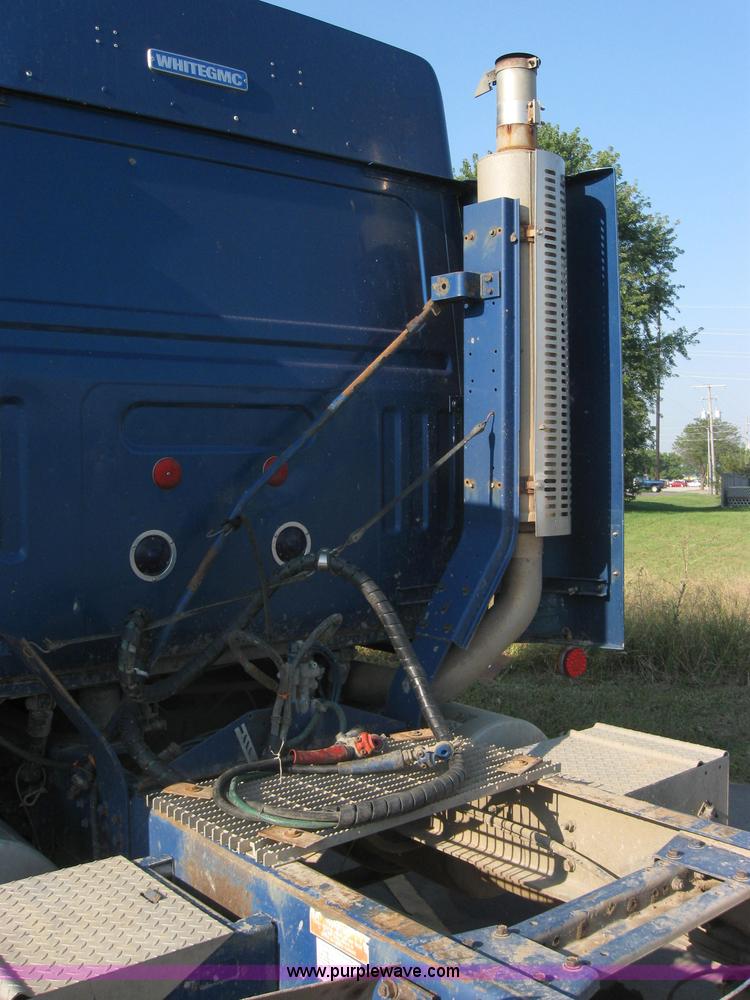 image for item 2282 1994 Volvo Aero Wia semi truck