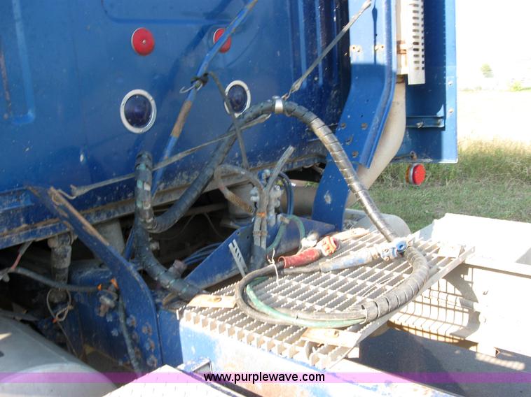 image for item 2282 1994 Volvo Aero Wia semi truck