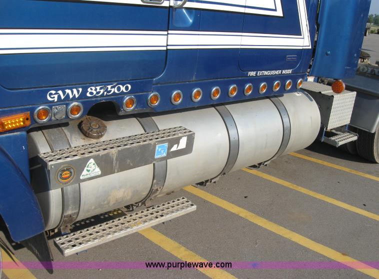 image for item 2282 1994 Volvo Aero Wia semi truck