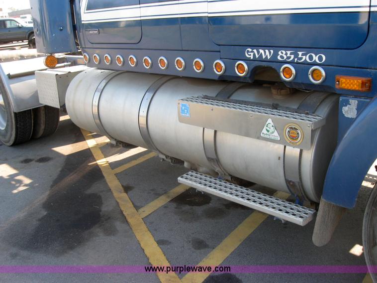 image for item 2282 1994 Volvo Aero Wia semi truck