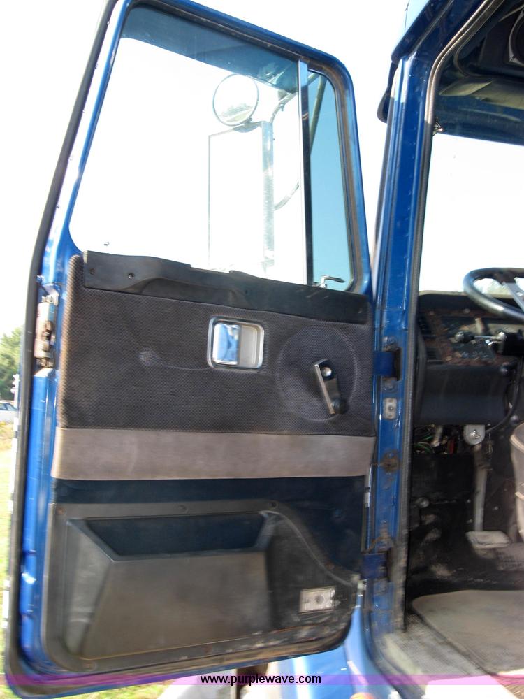 image for item 2282 1994 Volvo Aero Wia semi truck