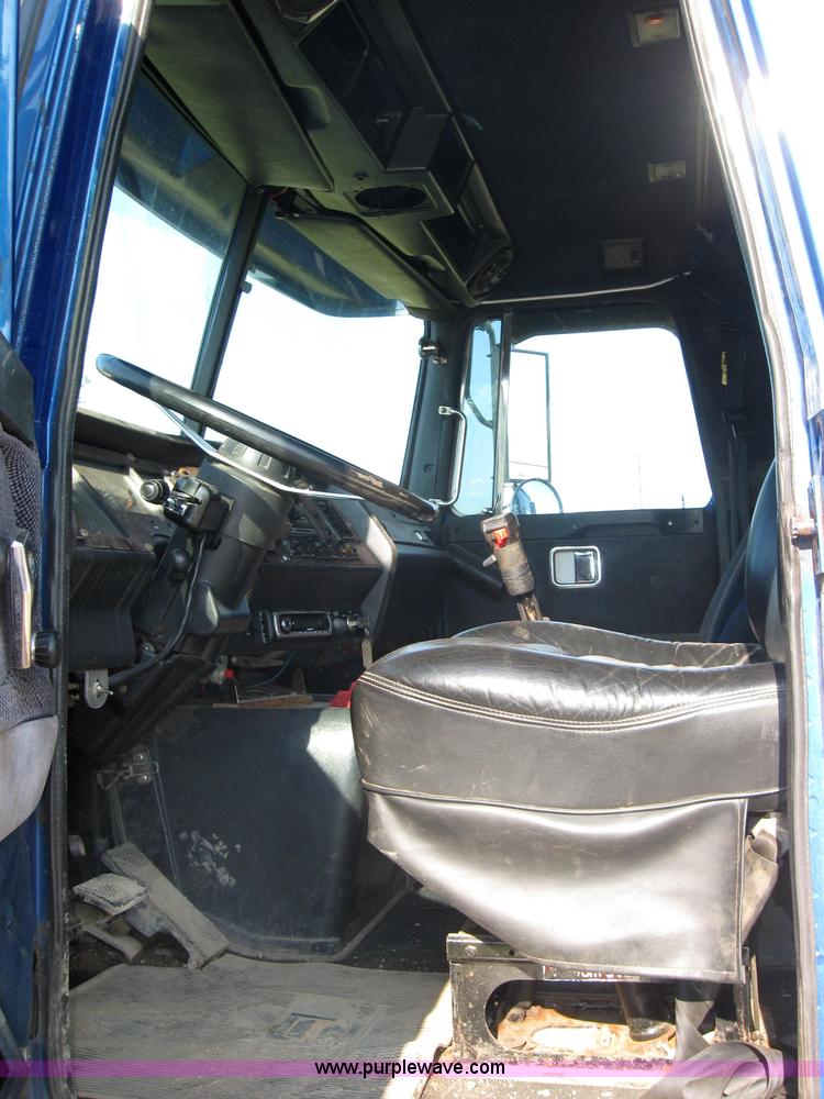 image for item 2282 1994 Volvo Aero Wia semi truck