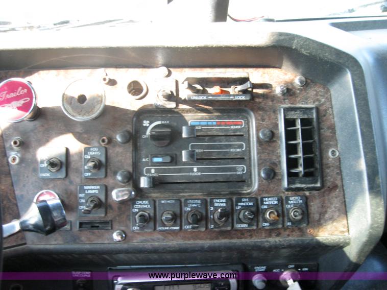 image for item 2282 1994 Volvo Aero Wia semi truck