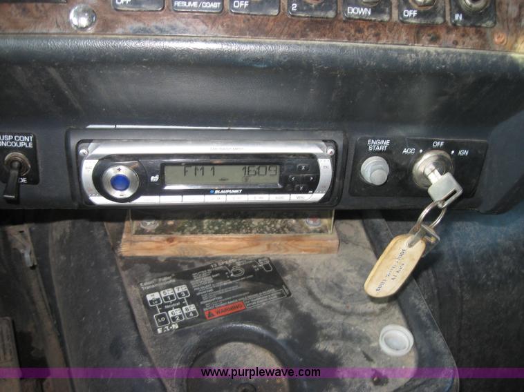 image for item 2282 1994 Volvo Aero Wia semi truck