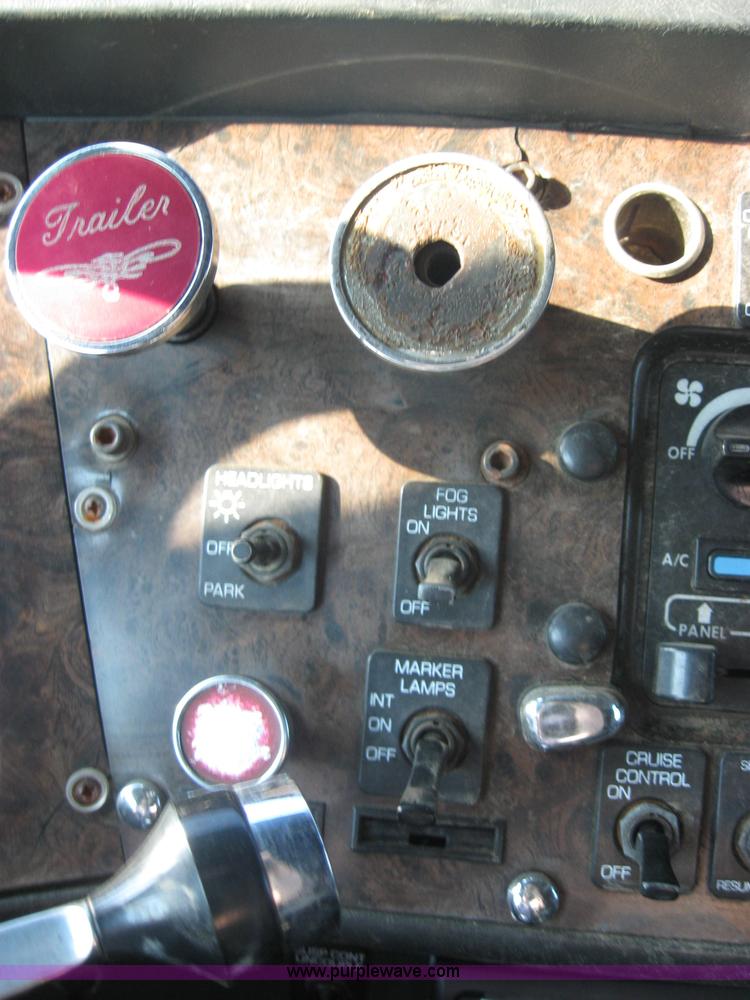 image for item 2282 1994 Volvo Aero Wia semi truck