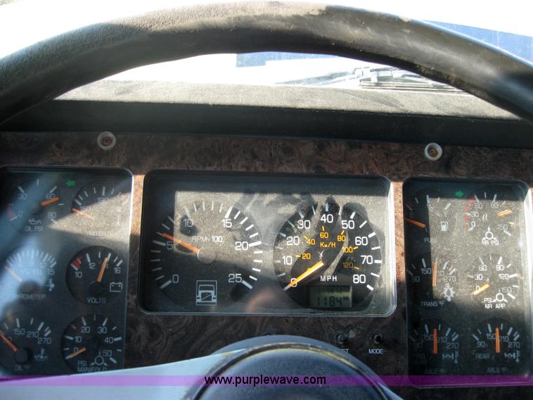 image for item 2282 1994 Volvo Aero Wia semi truck