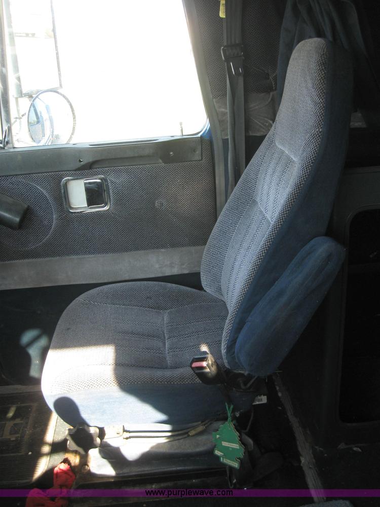 image for item 2282 1994 Volvo Aero Wia semi truck