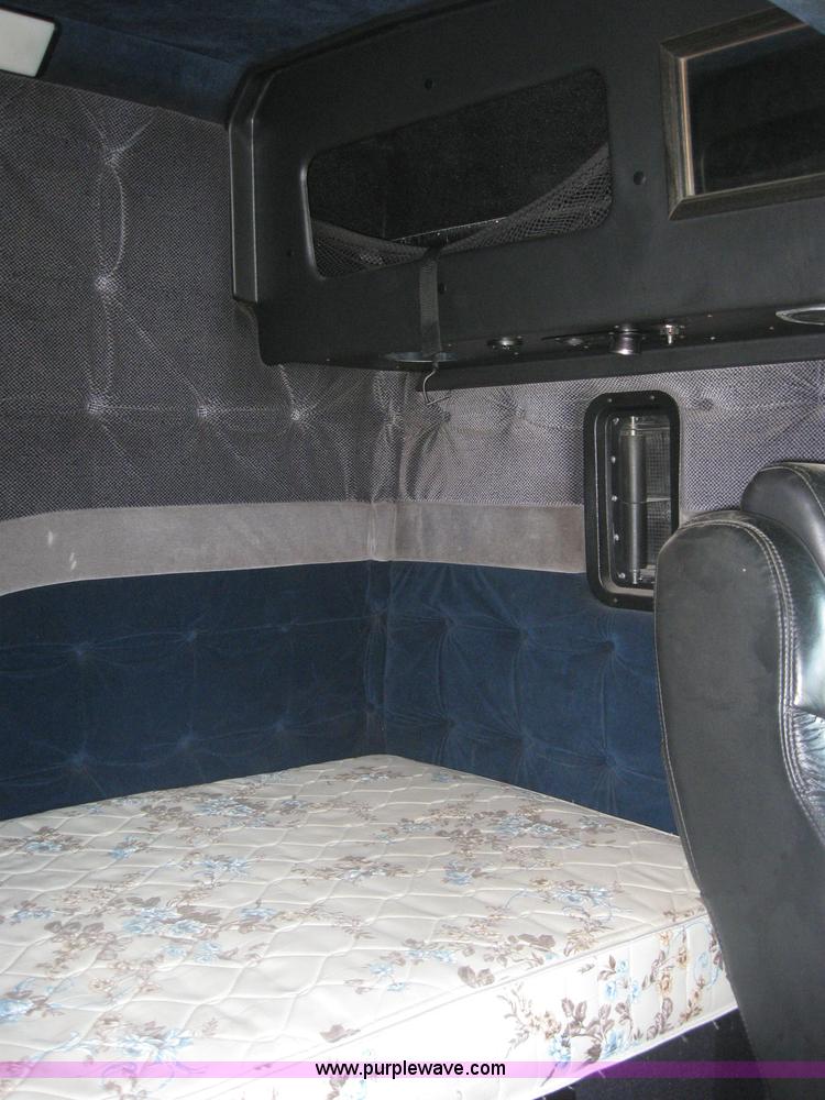 image for item 2282 1994 Volvo Aero Wia semi truck