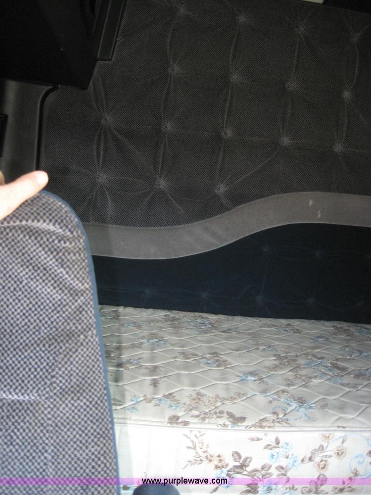 image for item 2282 1994 Volvo Aero Wia semi truck