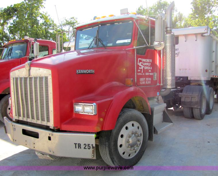 image for item 4647 2000 Kenworth Construct T800 semi truck