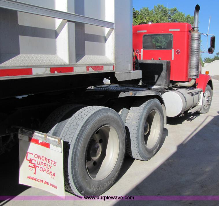 image for item 4647 2000 Kenworth Construct T800 semi truck