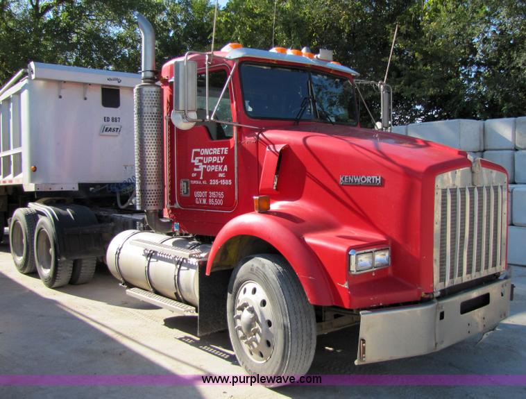 image for item 4647 2000 Kenworth Construct T800 semi truck