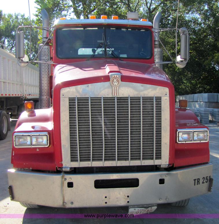 image for item 4647 2000 Kenworth Construct T800 semi truck