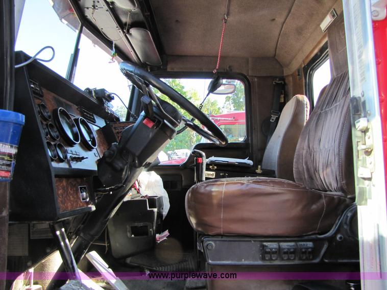 image for item 4647 2000 Kenworth Construct T800 semi truck