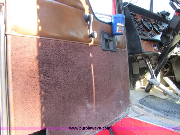 image for item 4647 2000 Kenworth Construct T800 semi truck