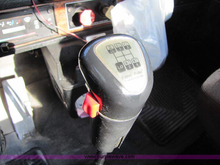 image for item 4647 2000 Kenworth Construct T800 semi truck