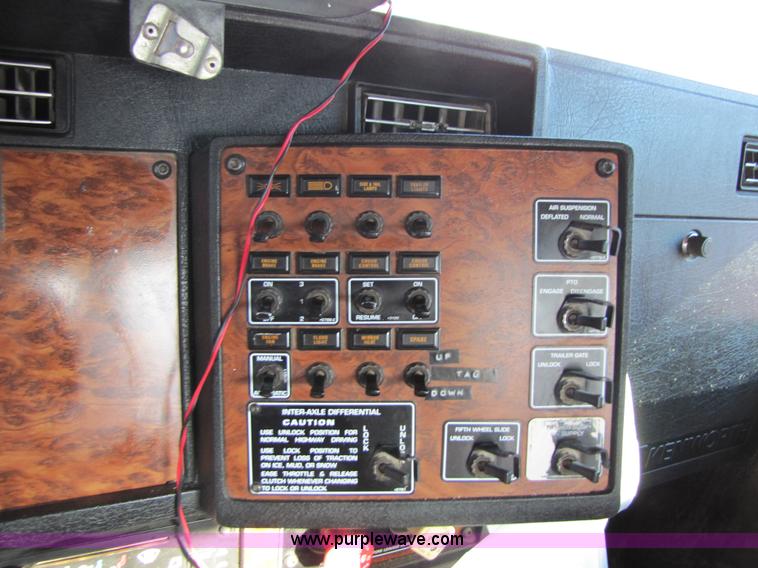 image for item 4647 2000 Kenworth Construct T800 semi truck