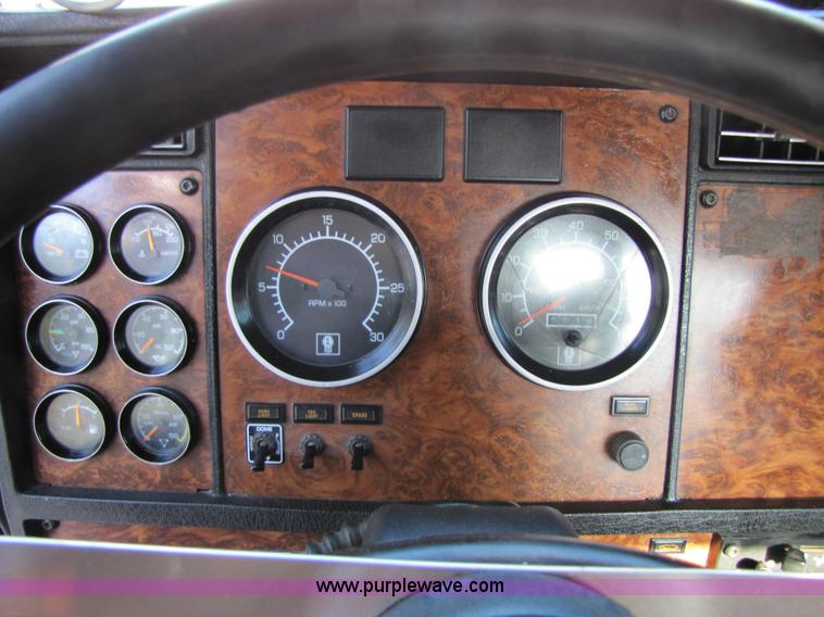 image for item 4647 2000 Kenworth Construct T800 semi truck