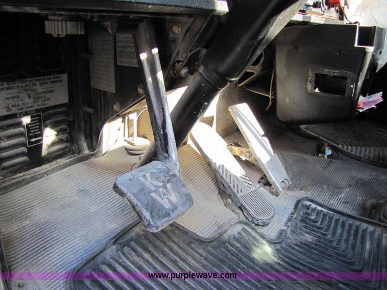 image for item 4647 2000 Kenworth Construct T800 semi truck