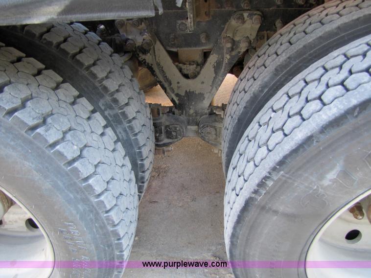 image for item 4647 2000 Kenworth Construct T800 semi truck