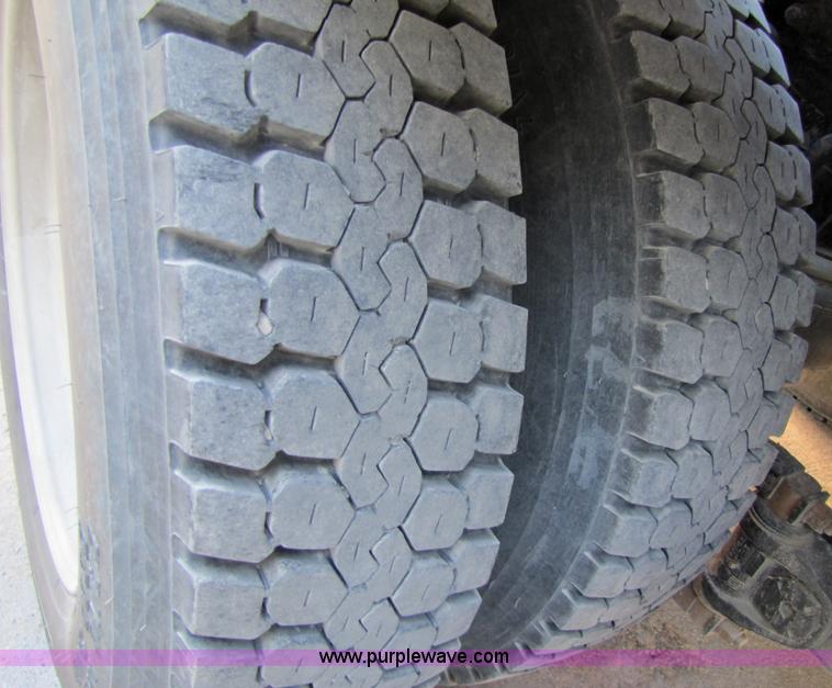 image for item 4647 2000 Kenworth Construct T800 semi truck