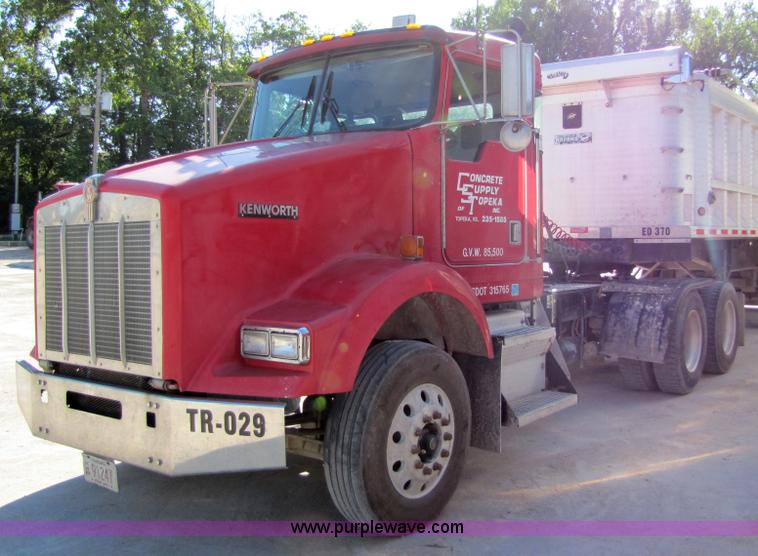 image for item 4648 2000 Kenworth Construct T800 semi truck