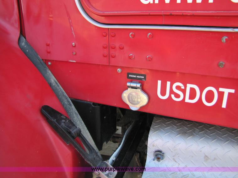 image for item 4648 2000 Kenworth Construct T800 semi truck