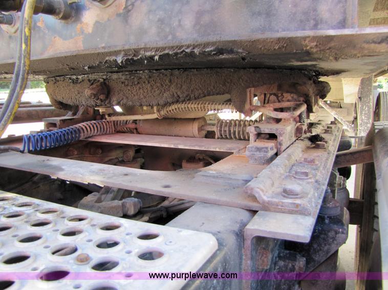 image for item 4648 2000 Kenworth Construct T800 semi truck