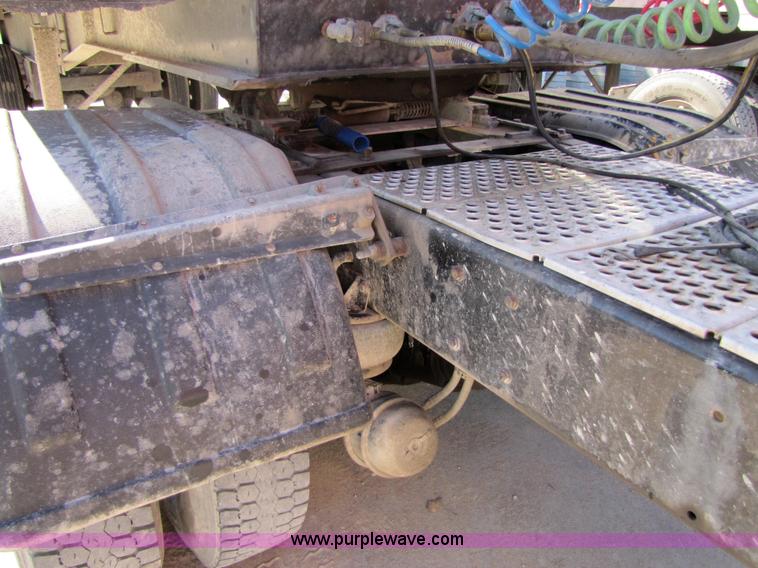 image for item 4648 2000 Kenworth Construct T800 semi truck