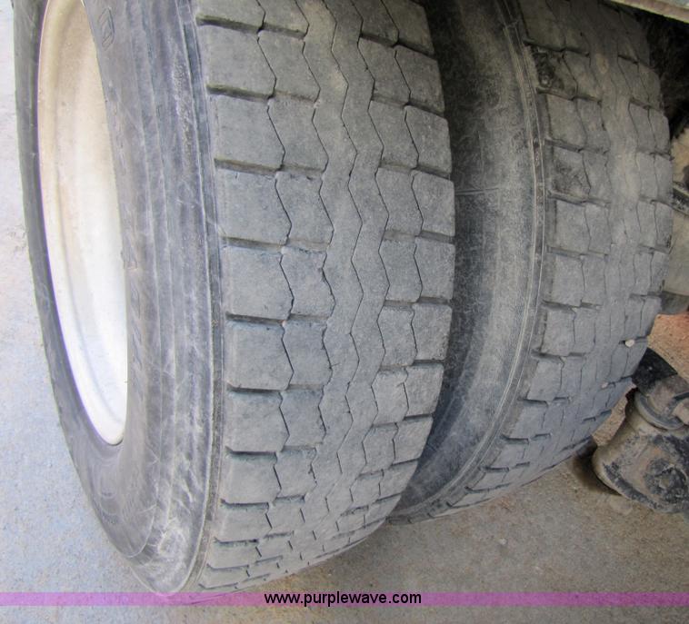 image for item 4648 2000 Kenworth Construct T800 semi truck