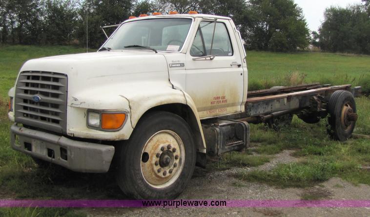 image for item 5261 1996 Ford F650 cab and chassis