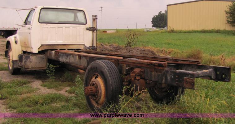 image for item 5261 1996 Ford F650 cab and chassis