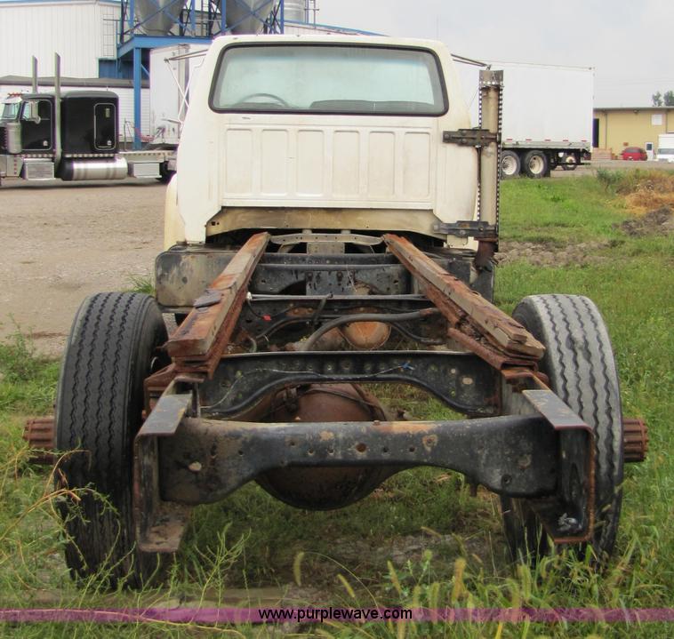 image for item 5261 1996 Ford F650 cab and chassis