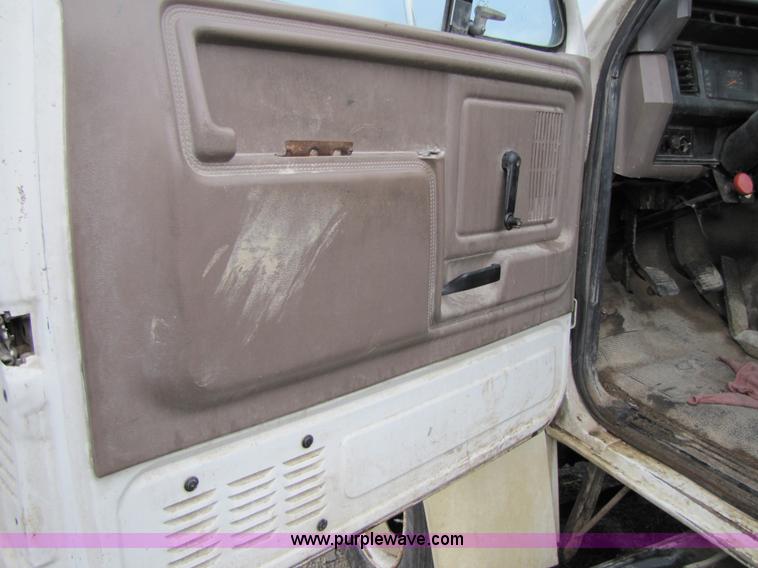 image for item 5261 1996 Ford F650 cab and chassis