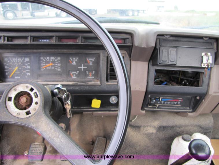 image for item 5261 1996 Ford F650 cab and chassis