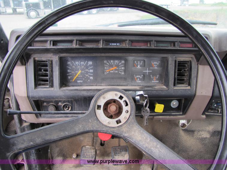 image for item 5261 1996 Ford F650 cab and chassis