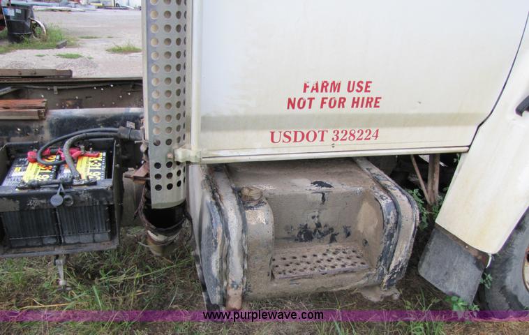 image for item 5261 1996 Ford F650 cab and chassis