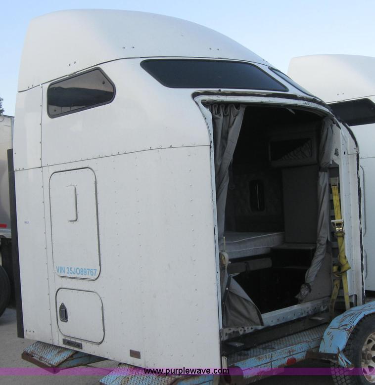 image for item 5570 2005 Kenworth 60" Aerocab sleeper cab