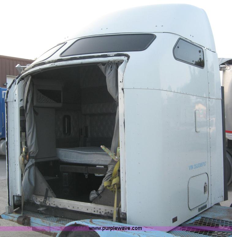 image for item 5570 2005 Kenworth 60" Aerocab sleeper cab