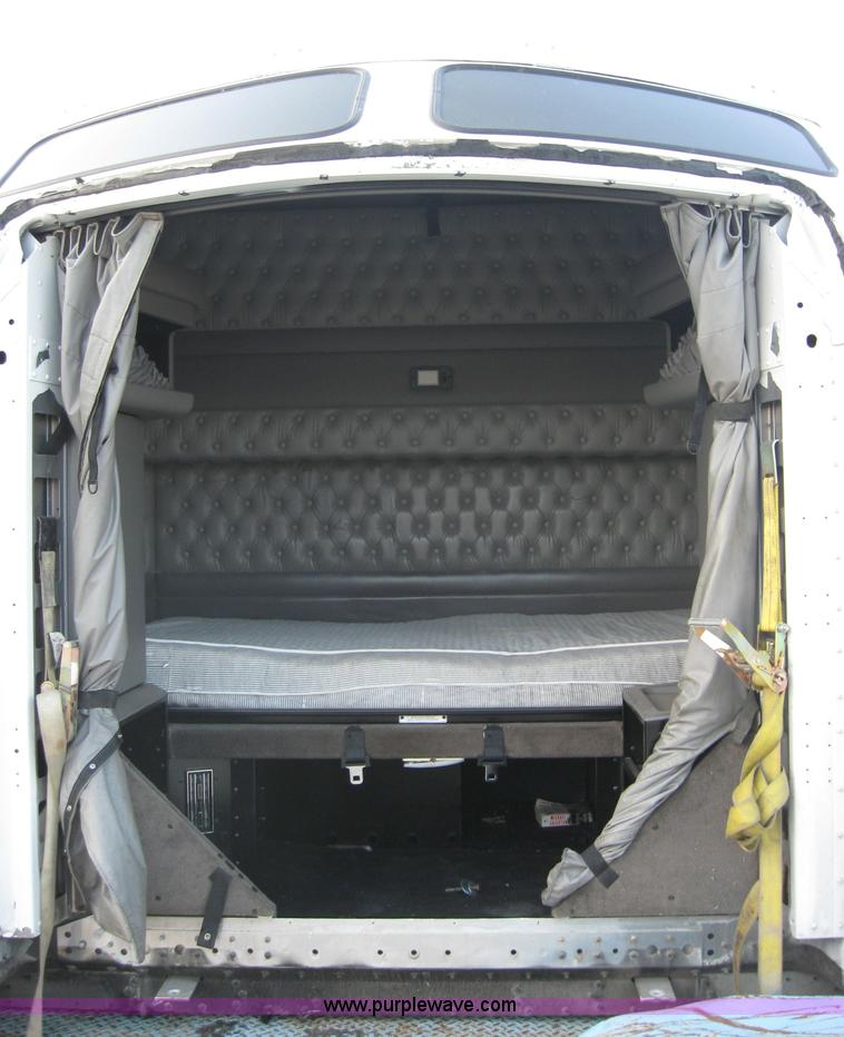 image for item 5570 2005 Kenworth 60" Aerocab sleeper cab