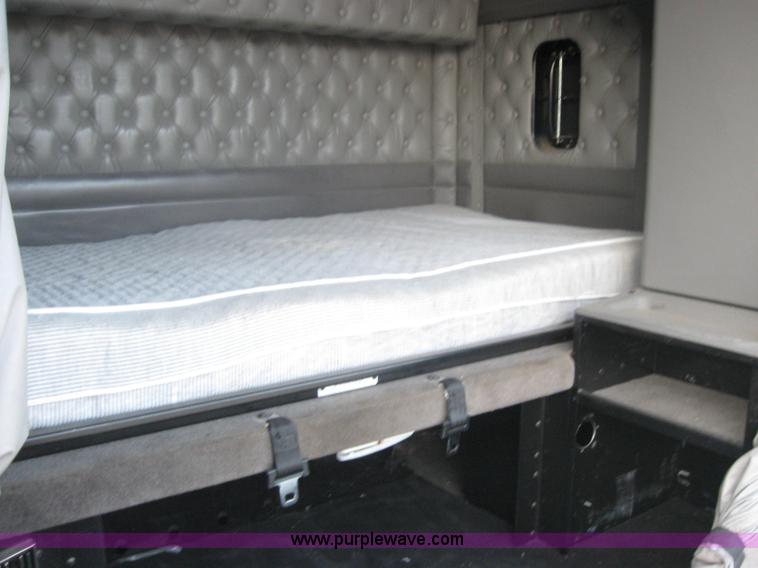 image for item 5570 2005 Kenworth 60" Aerocab sleeper cab