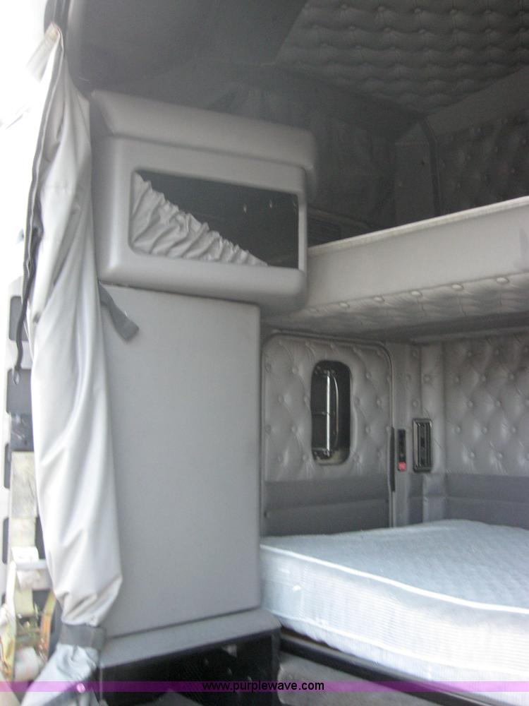 image for item 5570 2005 Kenworth 60" Aerocab sleeper cab