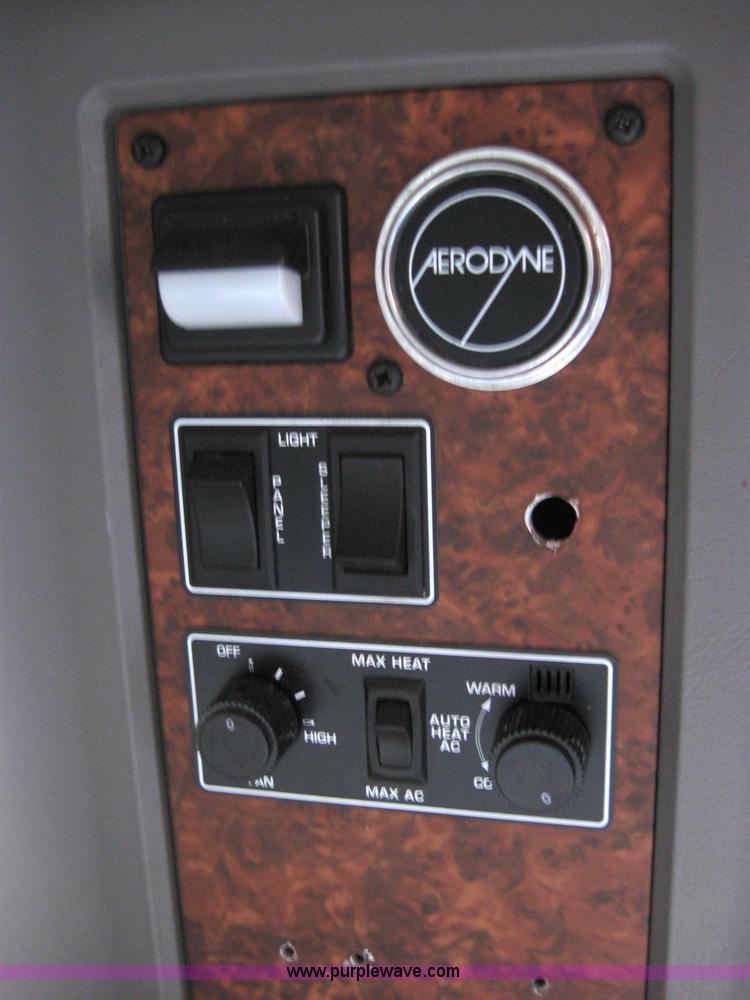 image for item 5570 2005 Kenworth 60" Aerocab sleeper cab