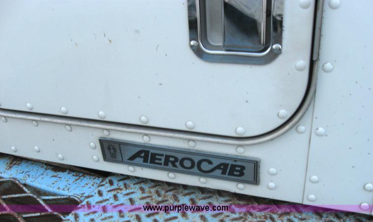 image for item 5570 2005 Kenworth 60" Aerocab sleeper cab